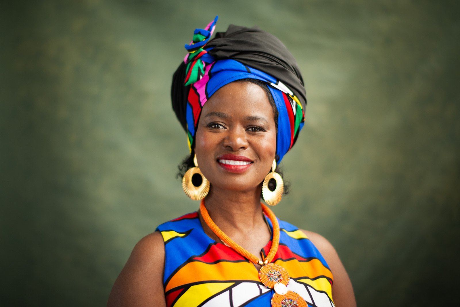 Tae Betty, Sangoma der siebten Generation, im traditionellen Gewand ihrer Tradition