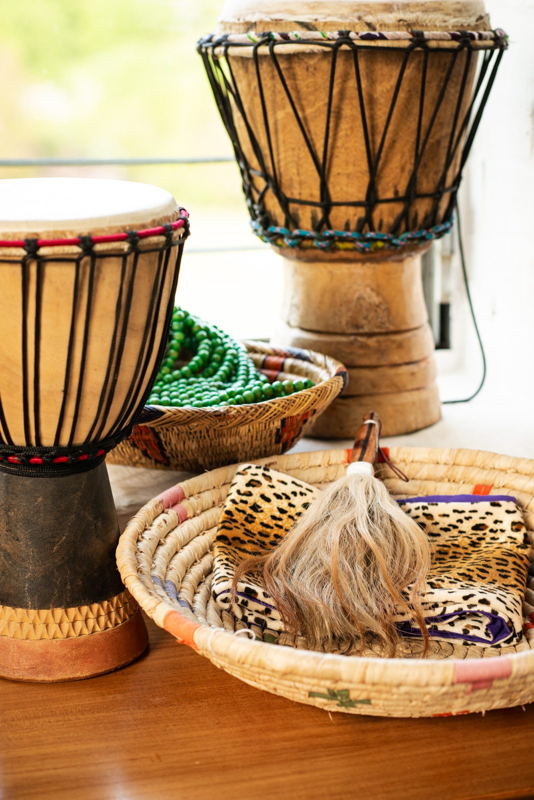 Sangoma-Werkzeuge und Djembe-Trommeln in Tae Bettys Arbeitsraum