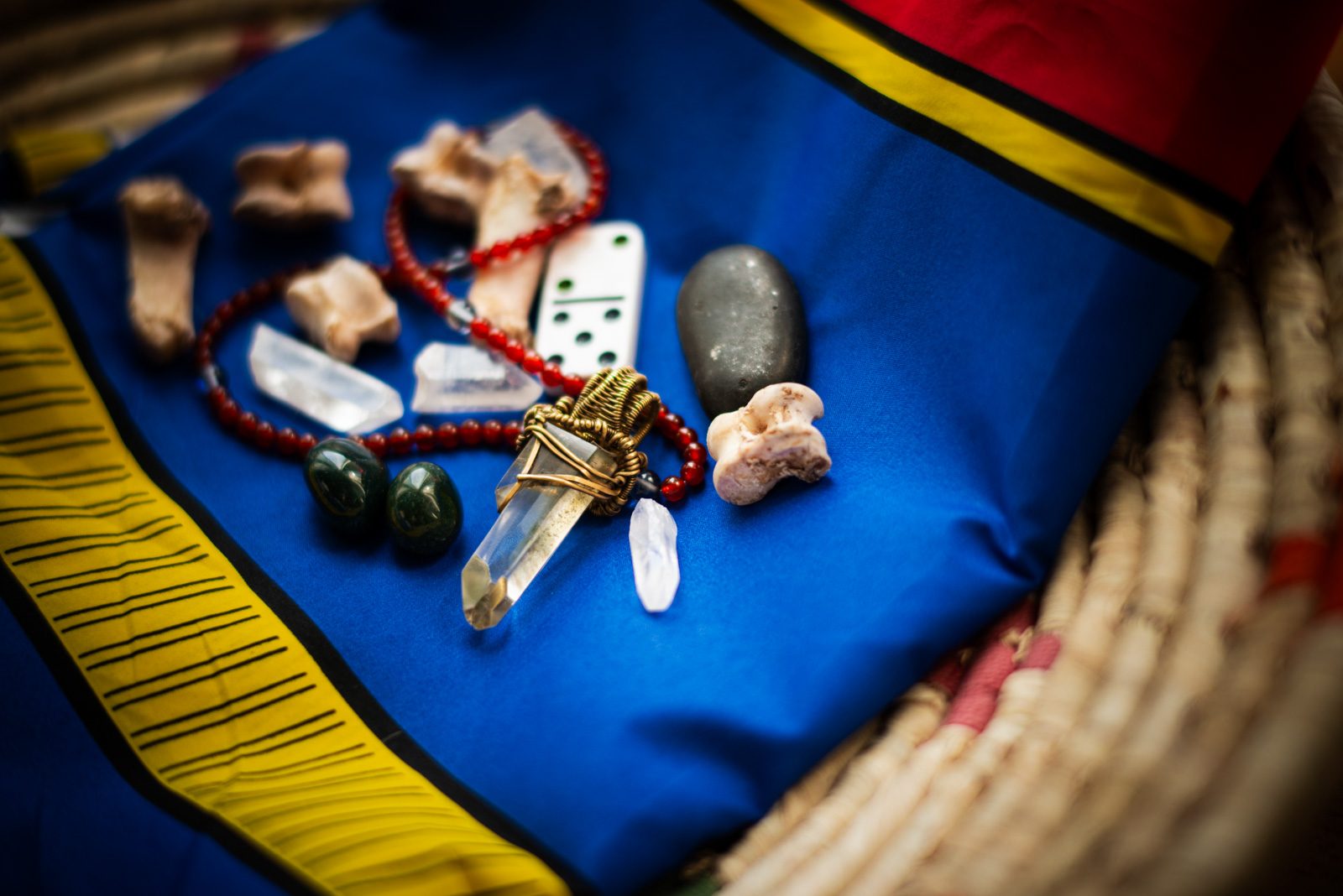 Sangoma-Werkzeuge — Steine, Knochen und Stoff auf einer Decke